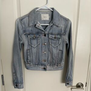 Aritzia Talula Cropped Light Wash Denim Jacket XS Fitted Classic Trucker